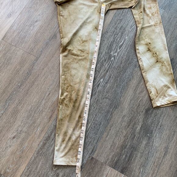 Le Lis leggings mid to high rise gold tie dye size small NWOT - Picture 4 of 11